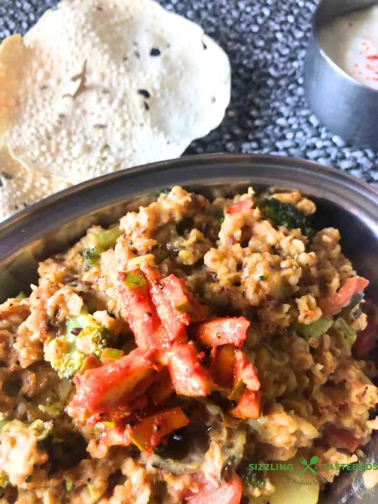 Oats Masala Khichdi is a quick, nutritious & fuss-free one pot meal with Oats, Lentils and Veggies. Perfect for bachelor cooking or when cooking for one