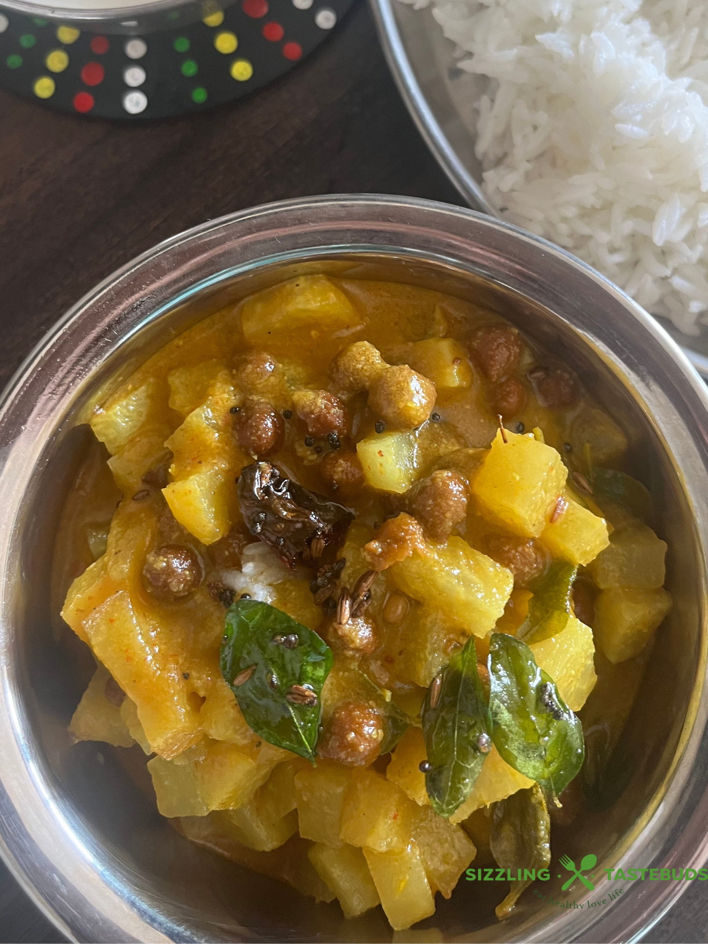 Konkani Kuvala Channe Ghashi or GSB Channe Ghashi is a coconut-based no onion no garlic curry made with black chickpeas, popular in Gaud Saraswat Brahmin cuisine.